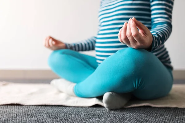 Mulher grávida praticando exercício de ioga em casa . — Fotografia de Stock