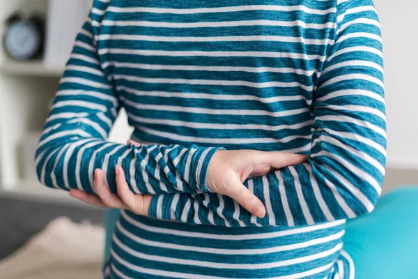 Gravid kvinna som tränar Yogaövning hemma. — Stockfoto