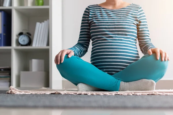 임산부 요가 운동 집에서 연습. — 스톡 사진