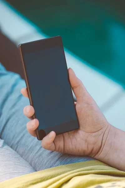 Smartphone na mão feminina — Fotografia de Stock