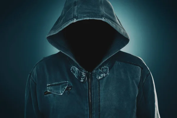 Tajemný podezřelý anonymní muž s kapucí — Stock fotografie