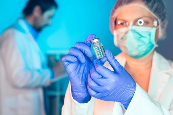 Médecin et infirmière analysant un vaccin RRO inconnu — Photo