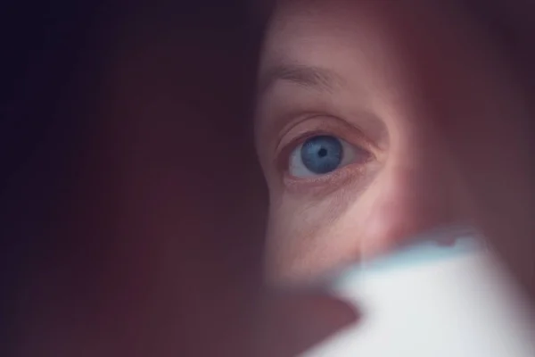 Mujer arrancando las cejas por la ventana — Foto de Stock