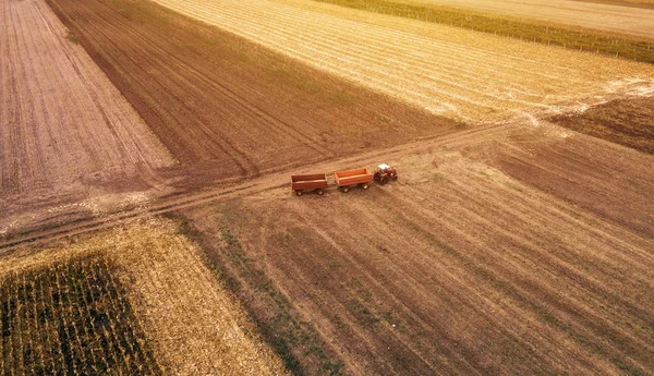 农用拖拉机在野外的鸟瞰 — 图库照片