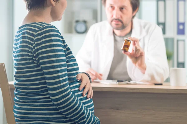 Médecin prescrivant des pilules à la femme enceinte — Photo