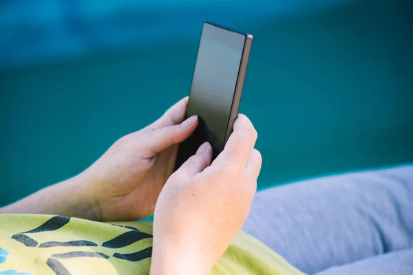 Mujer usando la aplicación de teléfono inteligente —  Fotos de Stock