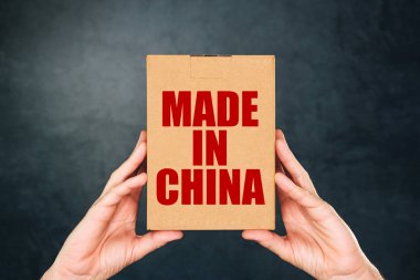 Made in China ile karton kutu tutan adam
