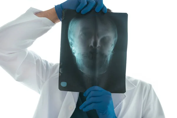 Medico che esamina i raggi X del cranio — Foto Stock