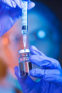 Bir çözüm kadar çizim ve şırınga doldurma doktor