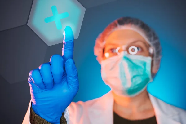 Tıpta modern yenilikçi teknoloji kullanarak sağlık işçisi — Stok fotoğraf