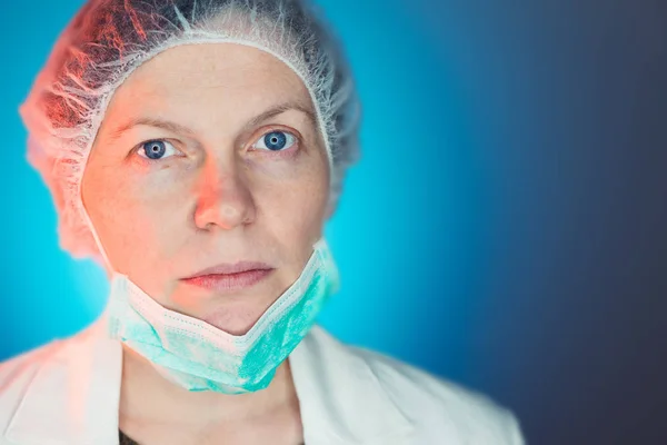 Retrato de cirujana con máscara quirúrgica protectora —  Fotos de Stock