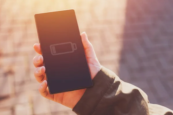 携帯電話の画面にバッテリ低下の警告通知 — ストック写真