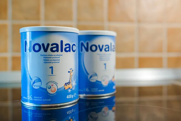 Novalac toz süt yeni doğan — Stok fotoğraf