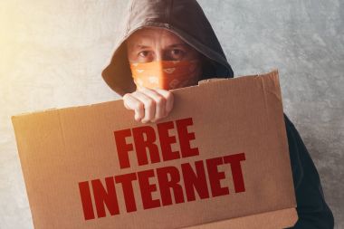Ücretsiz Internet protesto işareti tutarak aktivist protestocu kapşonlu