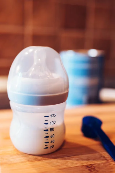 Fórmula do bebê em garrafa de leite — Fotografia de Stock