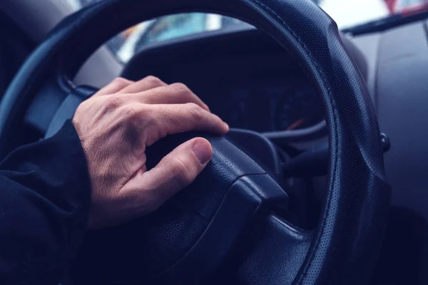 Mano masculina tocando la bocina del coche —  Fotos de Stock