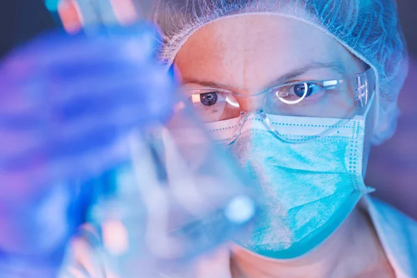 Cientista que trabalha com produtos químicos em laboratório — Fotografia de Stock