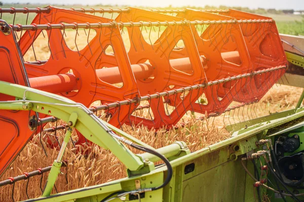 결합 수확기 밀 작물을 수확 하는 릴을 회전 — 스톡 사진