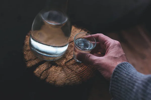 Hombre bebiendo alcohol fuerte — Foto de Stock