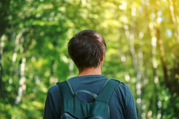 Hombre con mochila disfrutando paseando por el parque — Foto de Stock