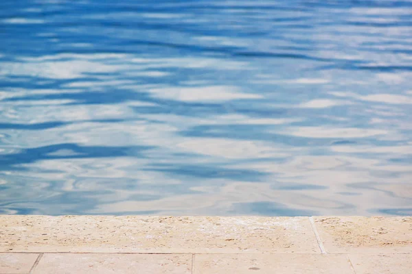 Piscina privada como fundo de verão abstrato — Fotografia de Stock