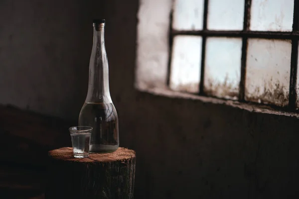 Forte bevanda alcolica in bottiglia con bicchierino — Foto Stock