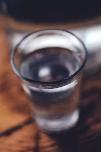 Bebida forte de álcool em garrafa com vidro de tiro — Fotografia de Stock