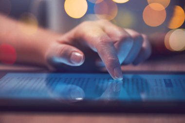 Kadın dijital tablet online haber okuma