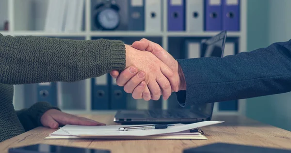 Hombre y mujer dando la mano sobre el acuerdo de negocios —  Fotos de Stock