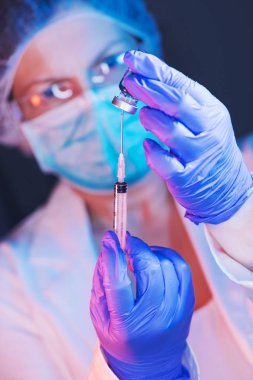 Bir çözüm kadar çizim ve şırınga doldurma doktor