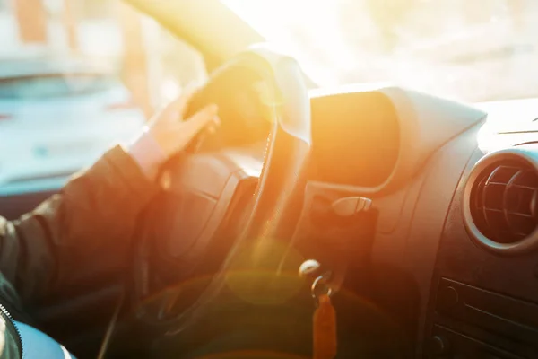 Autofahrerin mit Lenkrad — Stockfoto