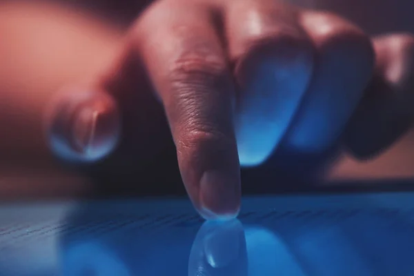 Extrême gros plan du doigt féminin à l'aide d'un ordinateur tablette numérique — Photo
