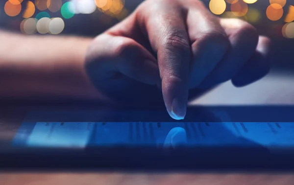 Woman reading online news on digital tablet — Stock Photo, Image