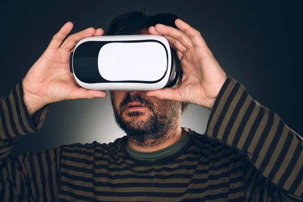 Mann mit Virtual-Reality-Headset — Stockfoto