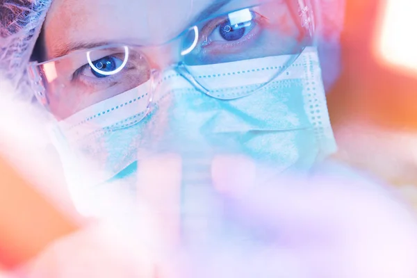 Medische wetenschap onderzoeker test uitvoeren in laboratorium — Stockfoto