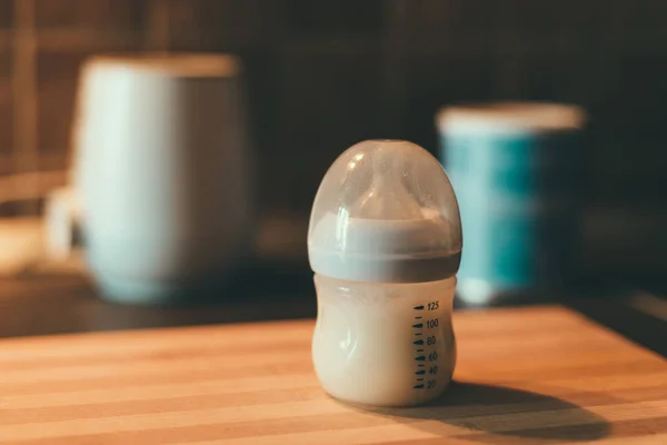 牛乳瓶で粉ミルク — ストック写真