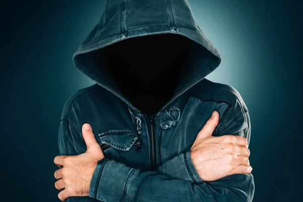 Tajemnicze podejrzanych człowiek bez twarzy z kapturem — Zdjęcie stockowe