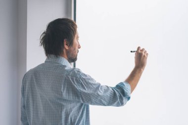 Beyaz tahta üzerinde yazma ofiste iş adamı