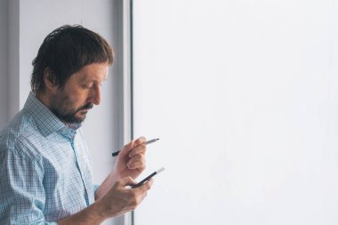 Beyaz tahta üzerinde yazma ofiste iş adamı