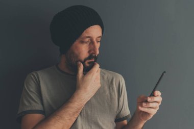 Casual yetişkin erkek kapaklı cep telefonu arıyorum