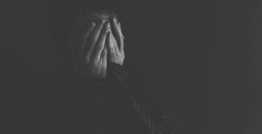 Son derece ağlayan üzgün ve perişan kişi