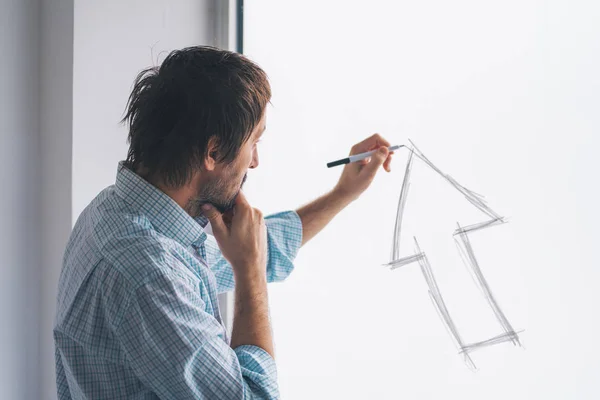 Empresario dibujo flecha apuntando hacia arriba — Foto de Stock