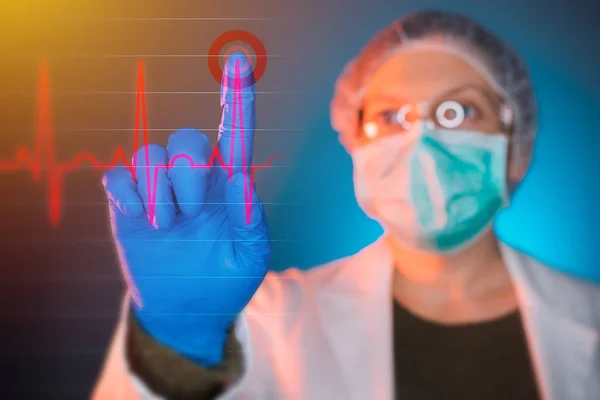 心臓心電図心電図仮想画面上の分析医師 — ストック写真