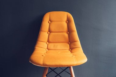 Bekleme odası gri duvara boş sarı koltuğu