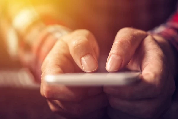 Närbild av händer med mobiltelefon — Stockfoto