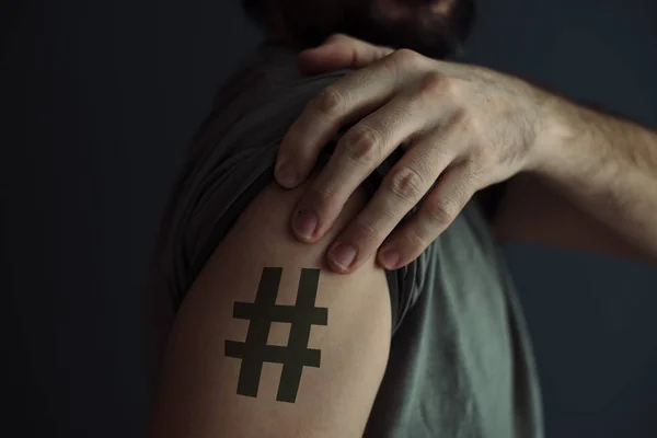 Homme avec tatouage hashtag sur l'épaule — Photo