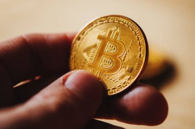 Erkek eli Bitcoin 'e yakın durun.