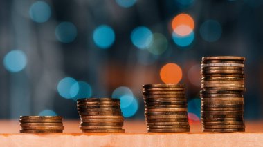 Para tasarruf kavramı bozuk para yığını ile 