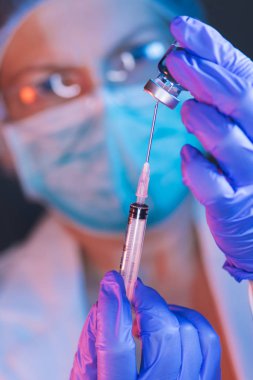 Bir çözüm kadar çizim ve şırınga doldurma doktor