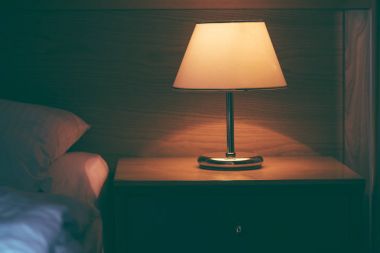 Otel odasında gece masada Vintage lamba